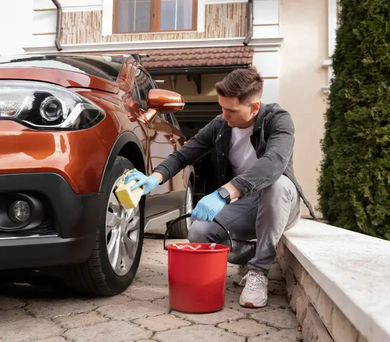 Lavage auto à domicile Saint-Laurent-Nouan : professionnel intervenant sur un véhicule